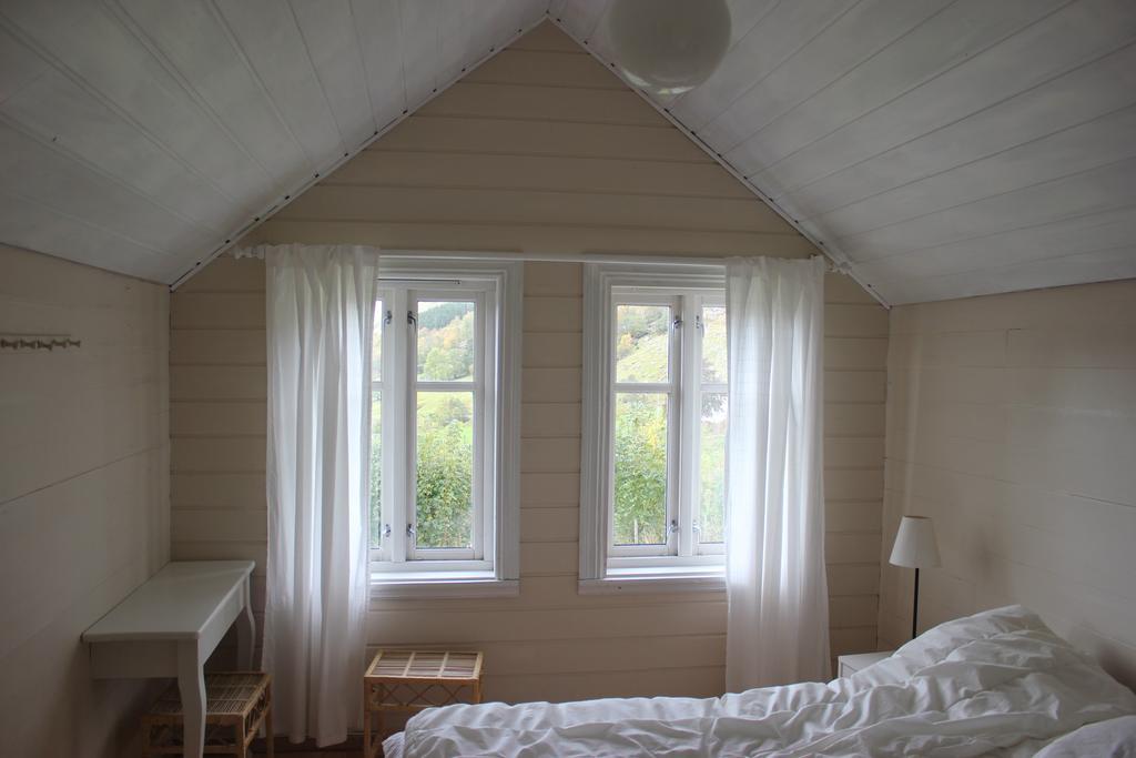Hjelmeland Hoiland Gard Gardshotellet חדר תמונה