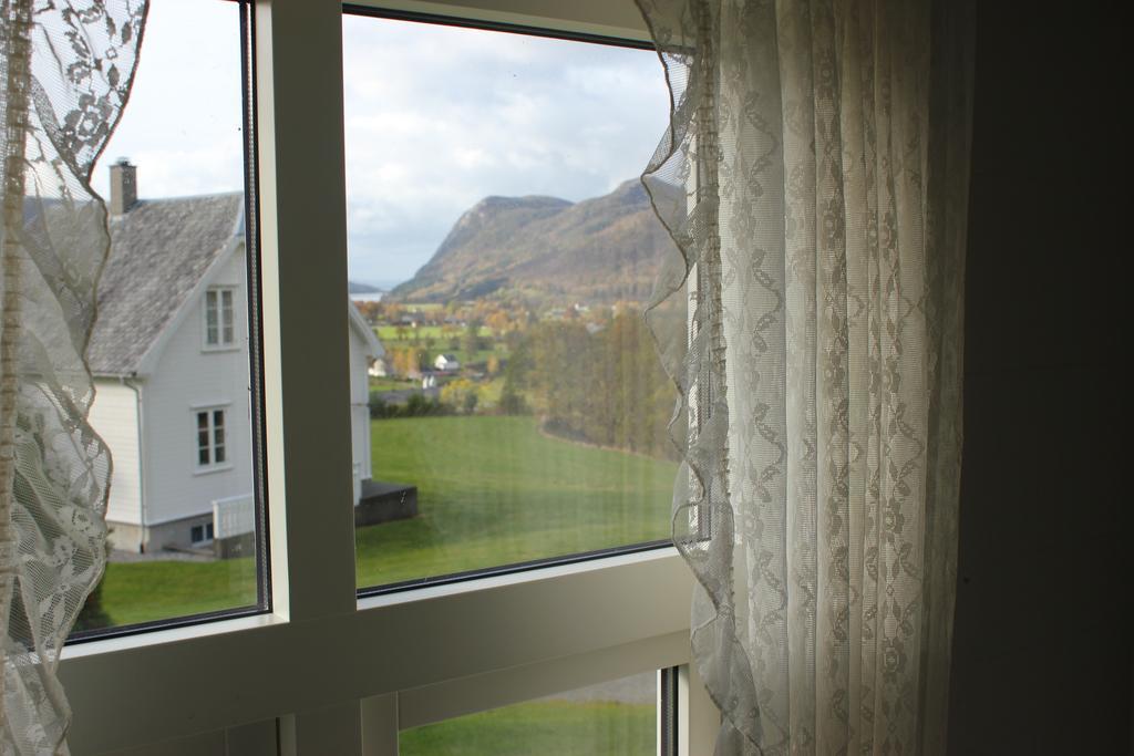 Hjelmeland Hoiland Gard Gardshotellet חדר תמונה